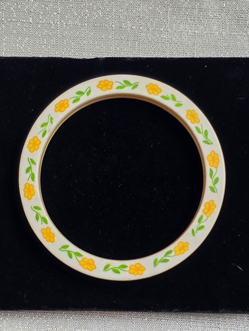 Vintage Yellow & White Floral Forget Me Not Plastic Bangle Bracelet